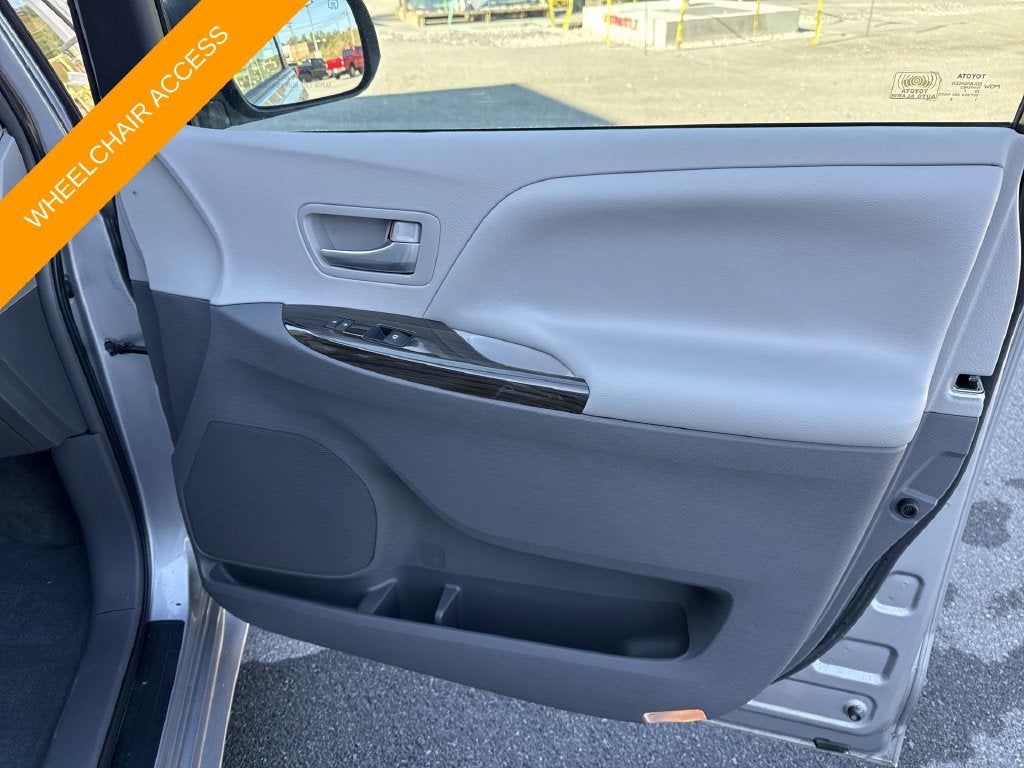 2017 Toyota Sienna XLE Premium 8 Passenger