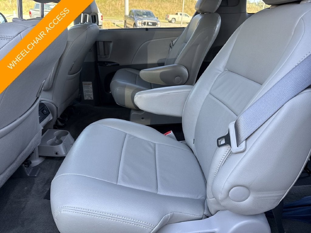 2017 Toyota Sienna XLE Premium 8 Passenger