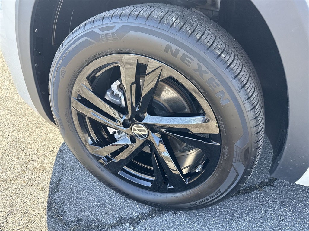 2025 Volkswagen Atlas Cross Sport 2.0T SEL R-Line Black