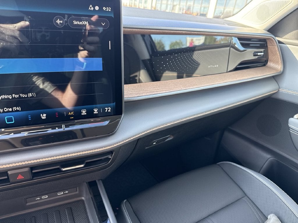 2027 Volkswagen Atlas SE w/Technology