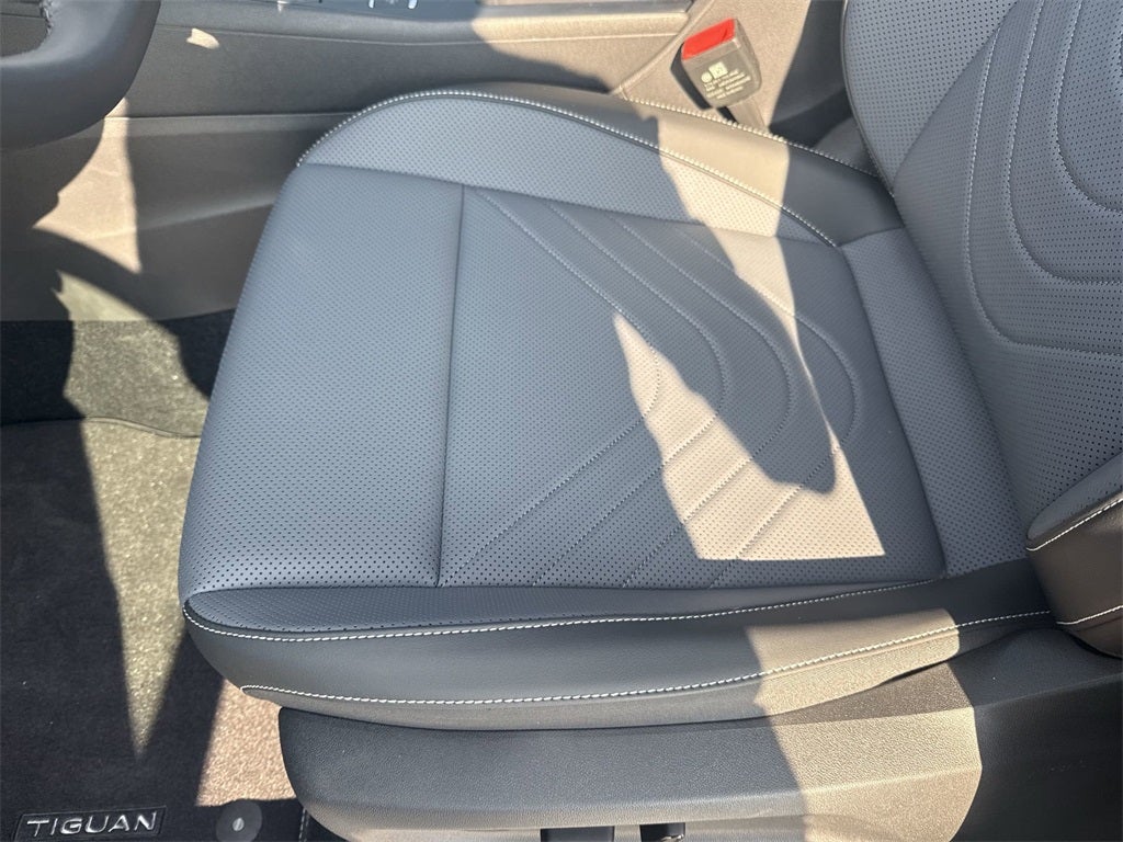 2025 Volkswagen Tiguan 2.0T SE R-Line Black